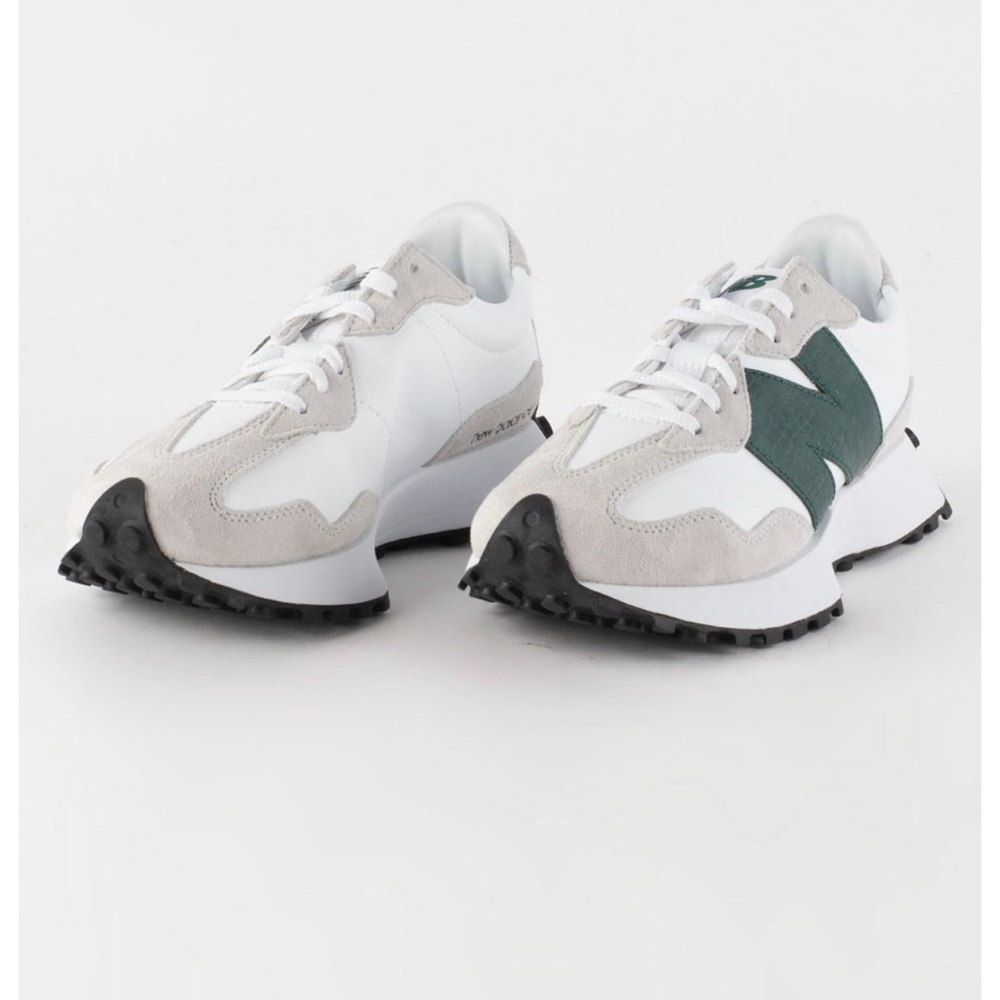 New With Box New Balance 327 Women’s Shoes, Size 6.5, White/Green